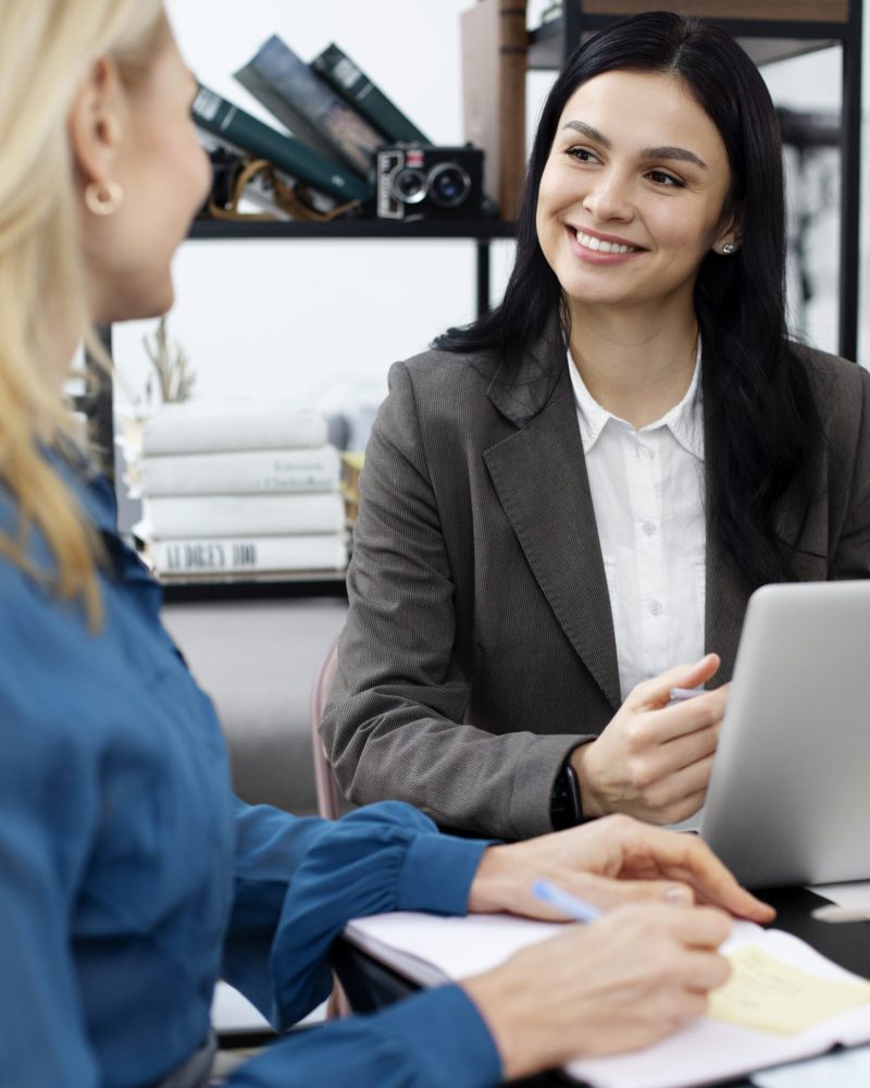 cerrar-mujeres-trabajando-con-laptop