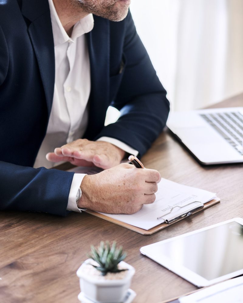 hombre-de-negocios-blanco-que-trabaja-en-la-oficina