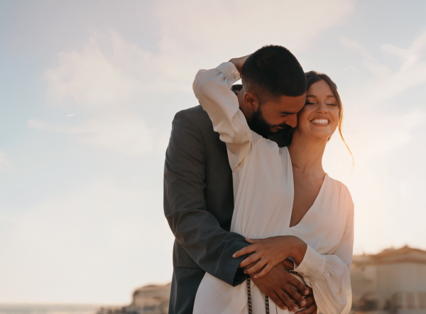 pareja-sonriente-posando-juntos