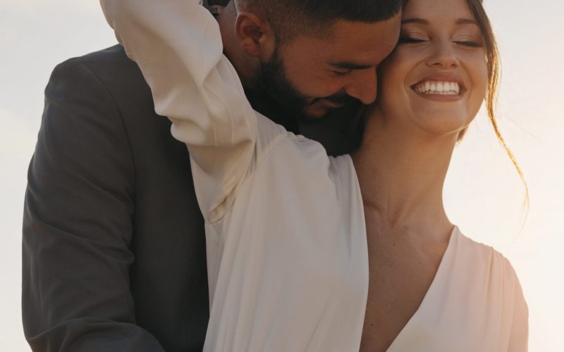 tiro-medio-pareja-sonriente-posando-juntos