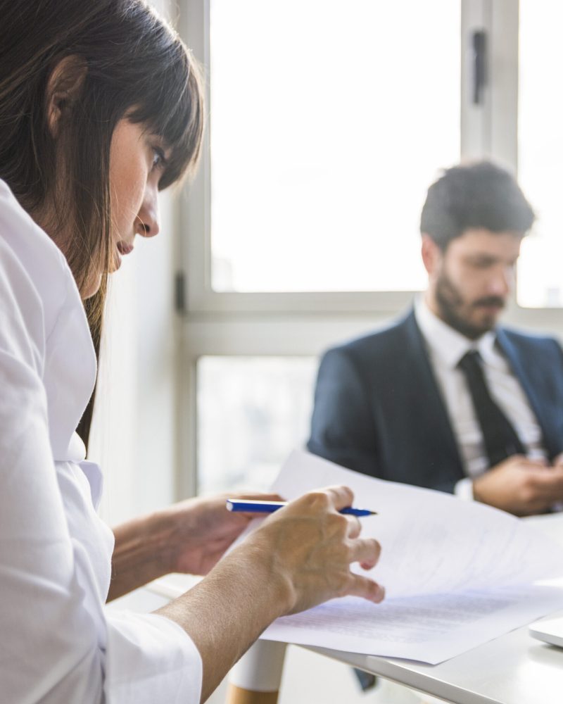 vista-lateral-del-documento-de-lectura-empresaria-en-la-oficina